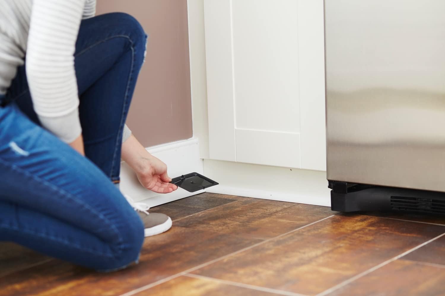 Tomcat Glue Traps Mouse Size with Eugenol for Enhanced Stickiness for Mice, Cockroaches, and Spiders, 6 Traps