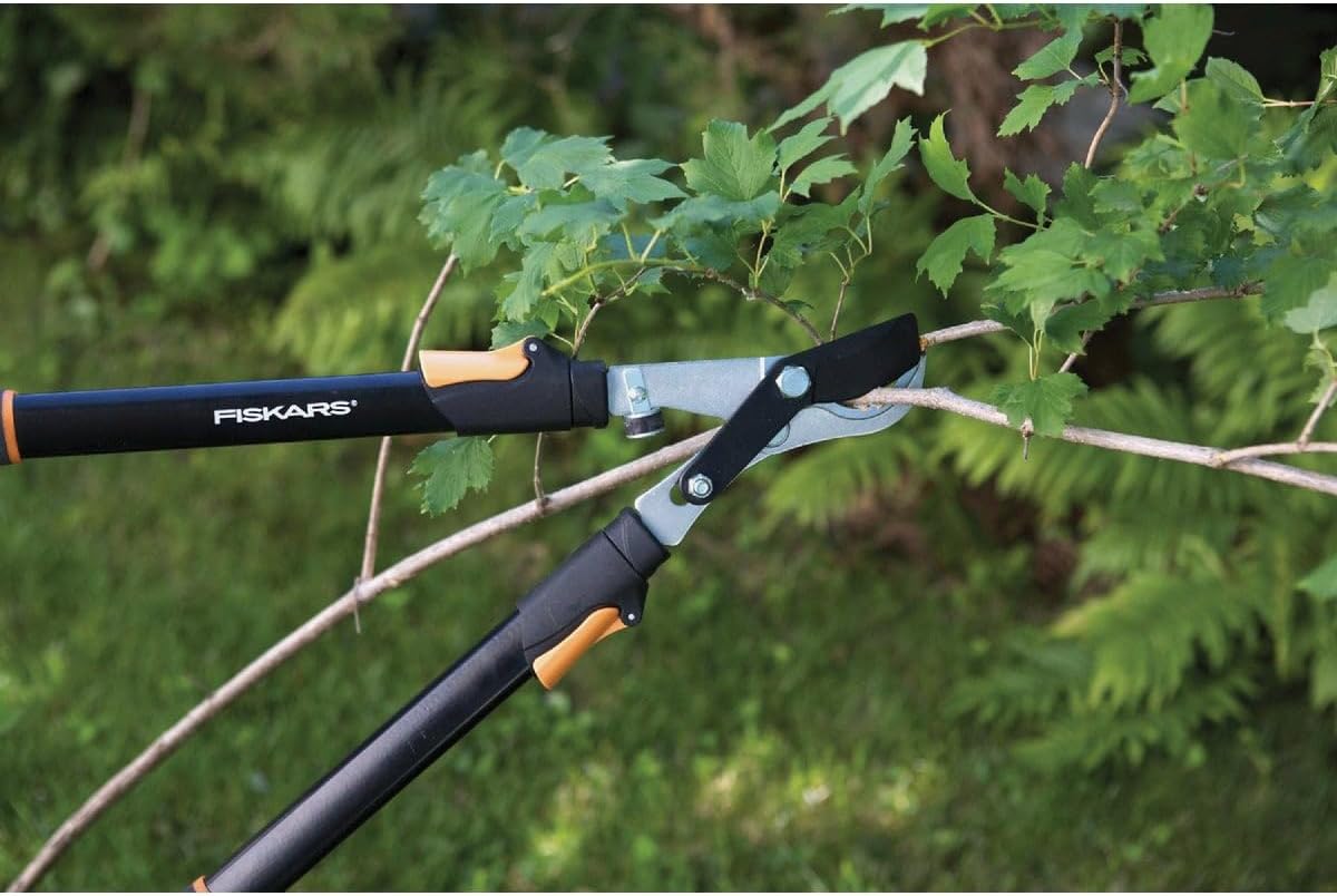 Fiskars 28-Inch Power-Lever Garden Bypass Lopper and Tree Trimmer, Sharp Precision-Ground Steel Blade for Cutting Branches up to 1.75-Inch Diameter
