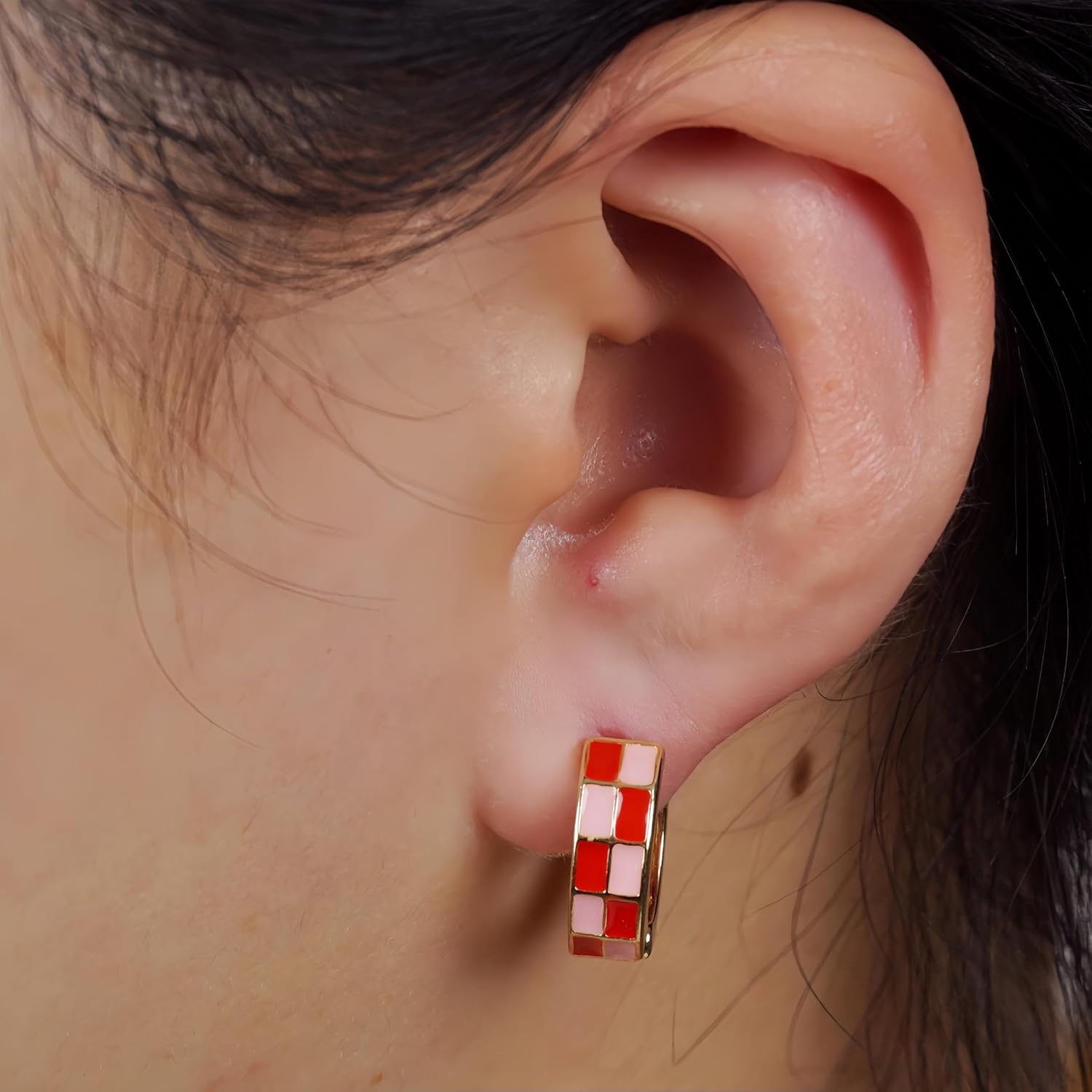 Chic Checker Small Hoop Cartilage Earrings Teacher Earrings for Women；White Black Enamel Hypoallergenic Hooped Gifts Gold and Silver tone