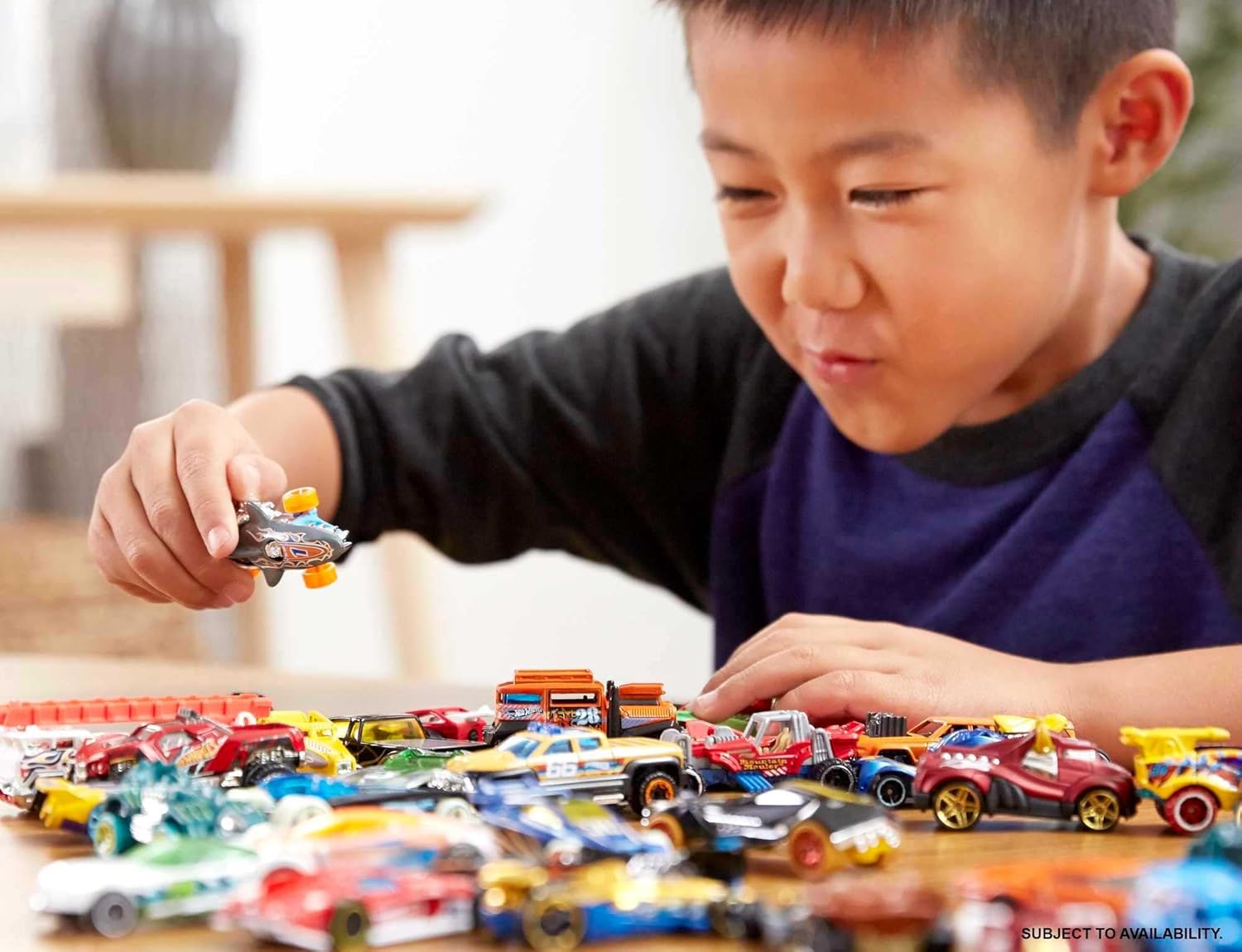 Hot Wheels Toy Car Set, Track Builder Unlimited Playset Fuel Can Stunt Box, 14 Component Parts & 1:64 Scale Vehicle