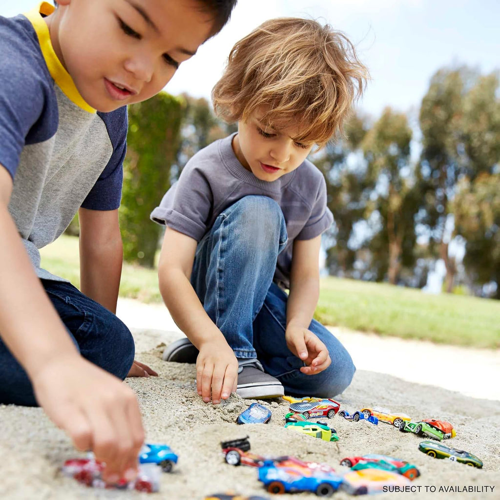 Hot Wheels Toy Car Set, Track Builder Unlimited Playset Fuel Can Stunt Box, 14 Component Parts & 1:64 Scale Vehicle