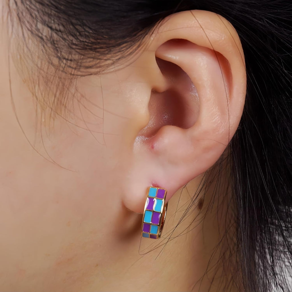 Chic Checker Small Hoop Cartilage Earrings Teacher Earrings for Women；White Black Enamel Hypoallergenic Hooped Gifts Gold and Silver tone